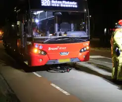 Fietser komt onder lijnbus terecht