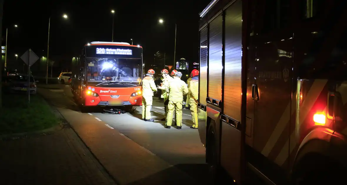 Fietser komt onder lijnbus terecht - Foto 2