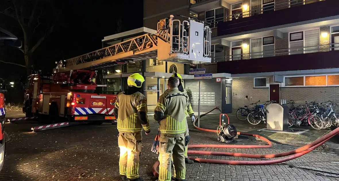 Veel rookontwikkeling bij grote brand in flatwoning - Foto 10