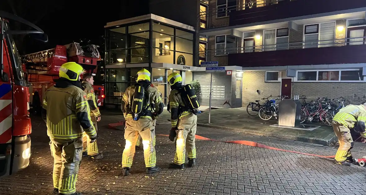 Veel rookontwikkeling bij grote brand in flatwoning - Foto 2