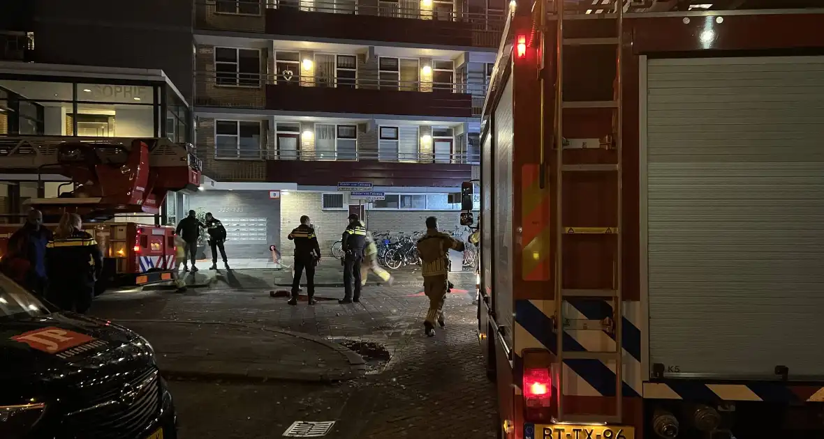 Veel rookontwikkeling bij grote brand in flatwoning - Foto 3