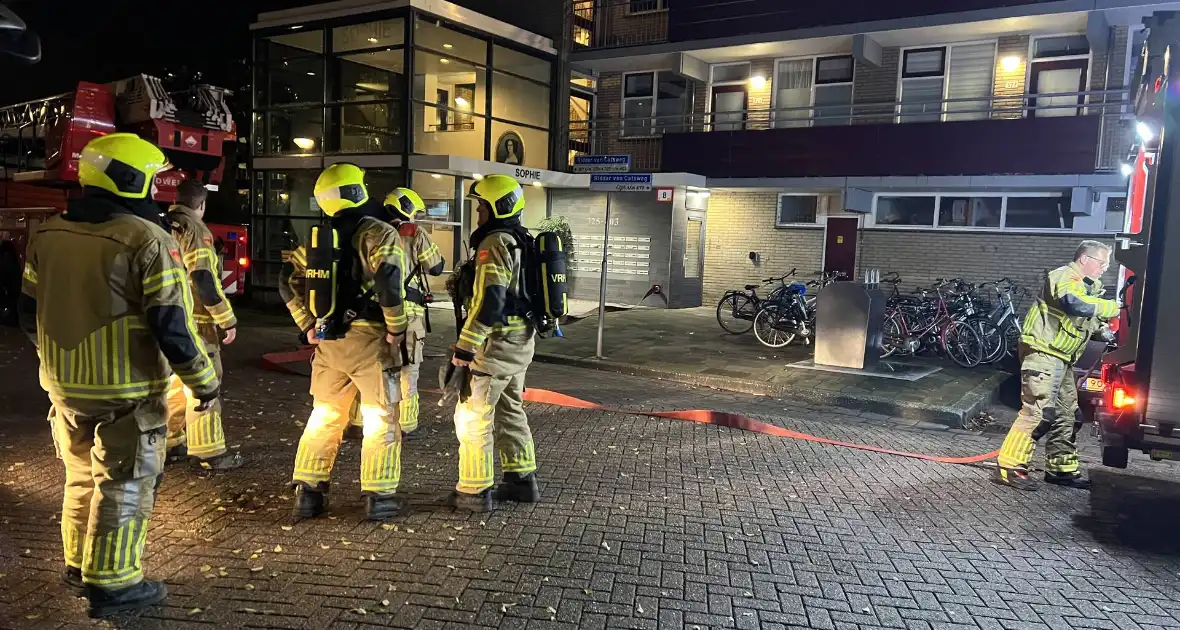 Veel rookontwikkeling bij grote brand in flatwoning - Foto 4