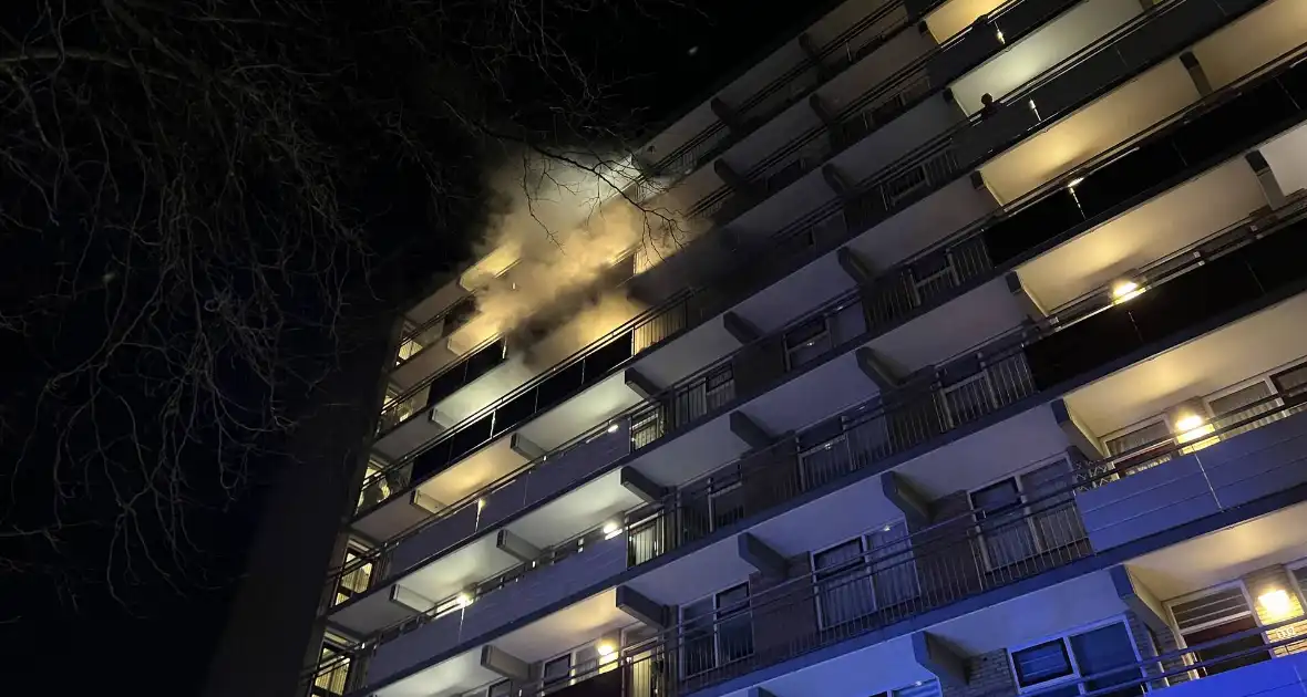 Veel rookontwikkeling bij grote brand in flatwoning - Foto 6