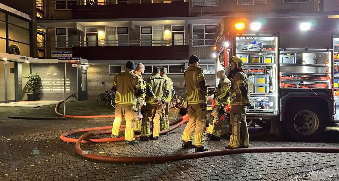 Veel rookontwikkeling bij grote brand in flatwoning - Foto 8