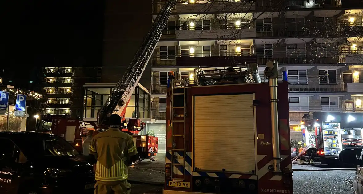 Veel rookontwikkeling bij grote brand in flatwoning - Foto 9