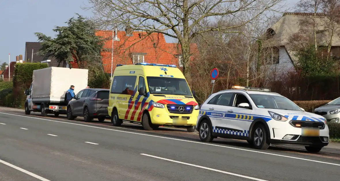 Personenauto klapt achterop bakwagen