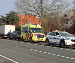 Personenauto klapt achterop bakwagen