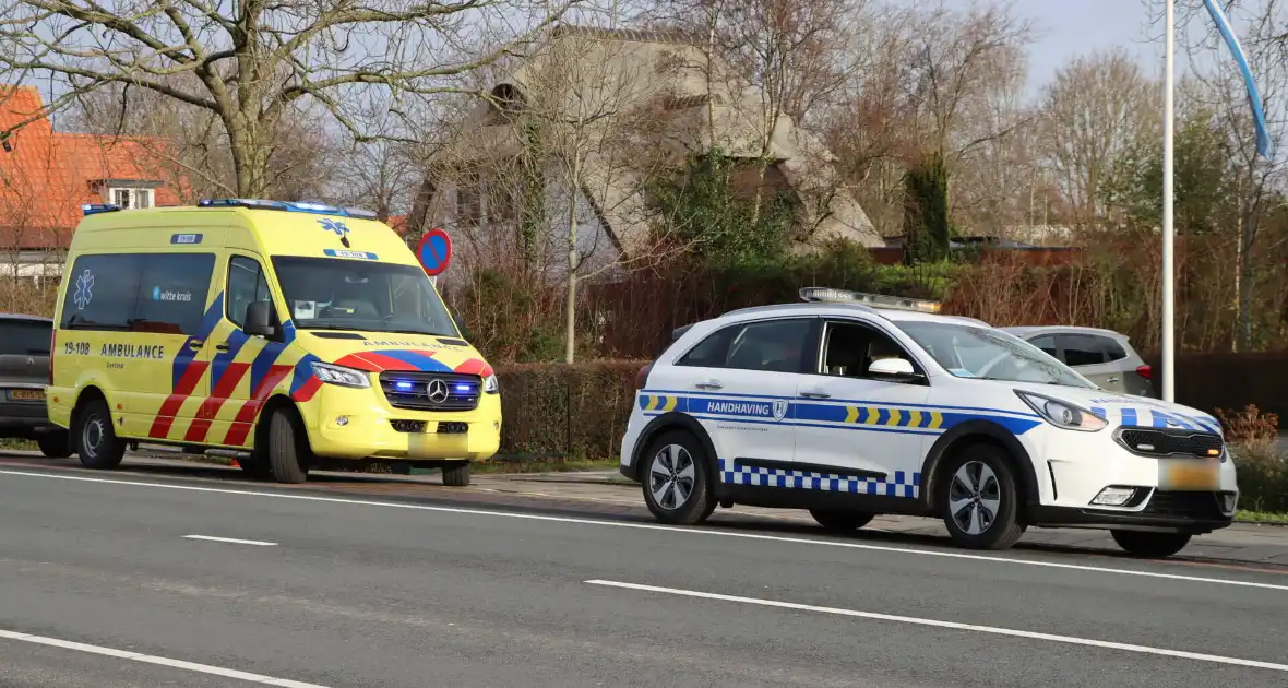 Personenauto klapt achterop bakwagen - Foto 1