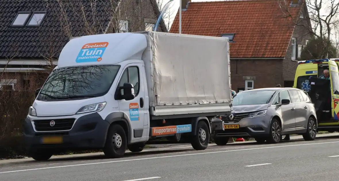 Personenauto klapt achterop bakwagen - Foto 2