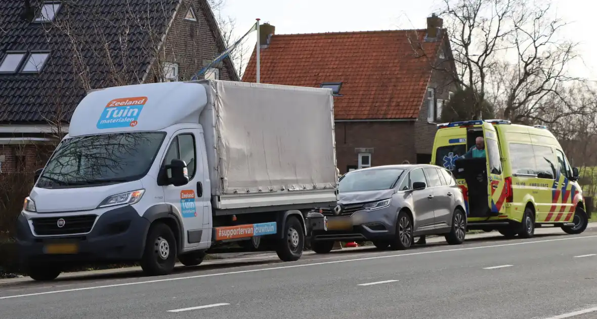 Personenauto klapt achterop bakwagen - Foto 3