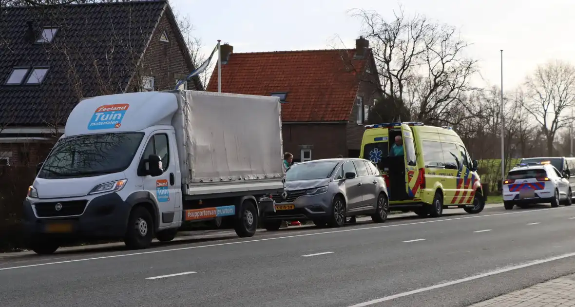 Personenauto klapt achterop bakwagen - Foto 4