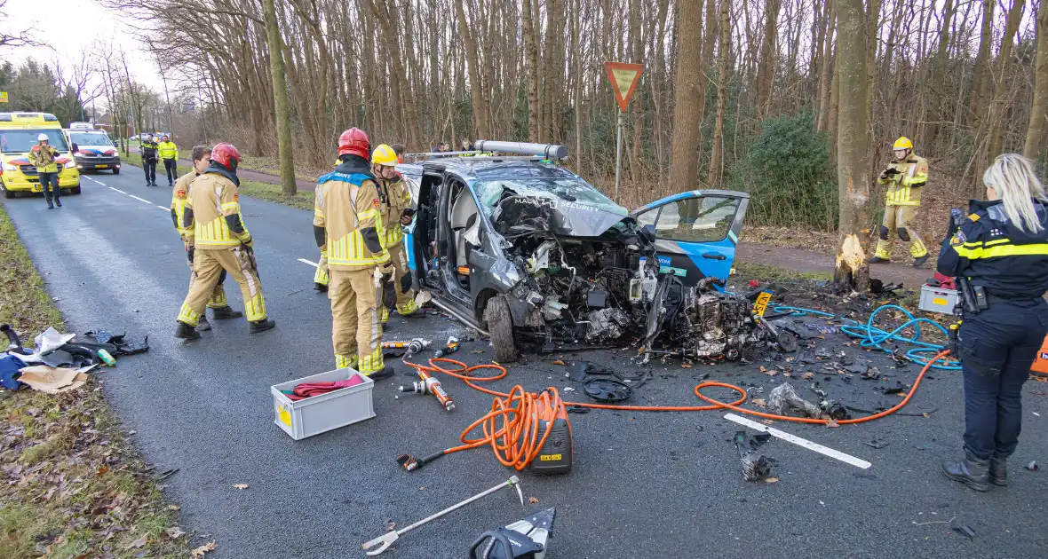 Bestuurder van bestelbus botst op boom - Foto 11