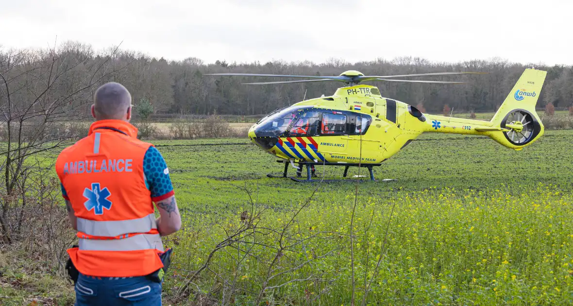 Bestuurder van bestelbus botst op boom - Foto 12