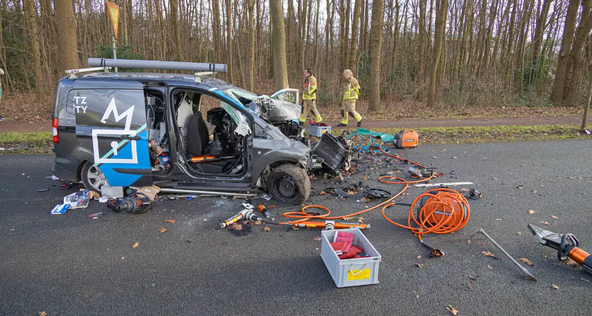 Bestuurder van bestelbus botst op boom - Foto 13