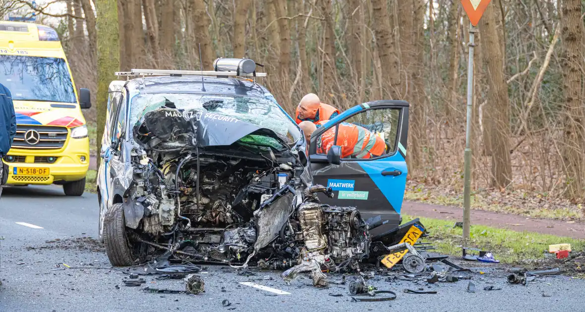 Bestuurder van bestelbus botst op boom - Foto 2