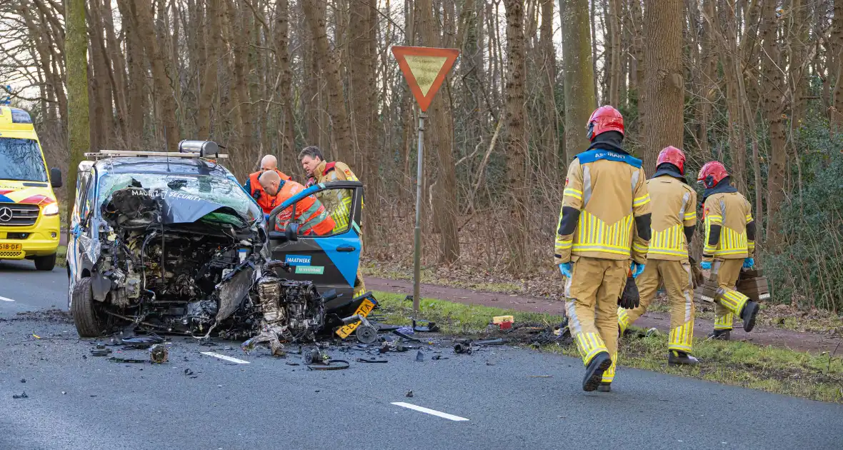 Bestuurder van bestelbus botst op boom - Foto 3