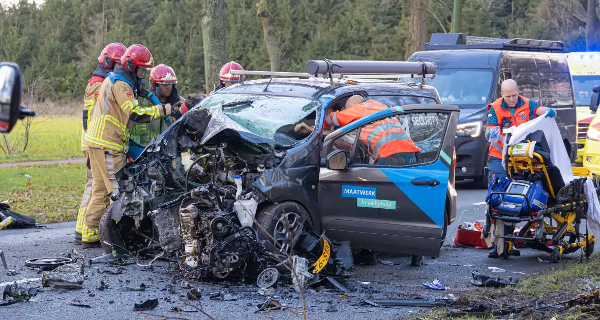 Bestuurder van bestelbus botst op boom - Foto 4