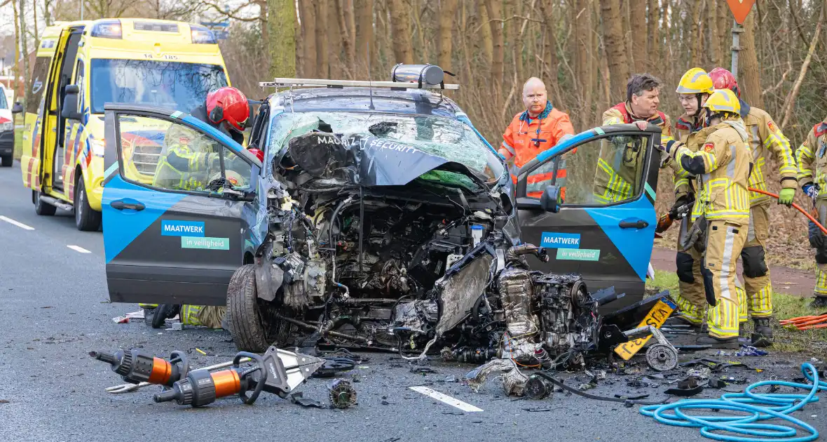 Bestuurder van bestelbus botst op boom - Foto 5