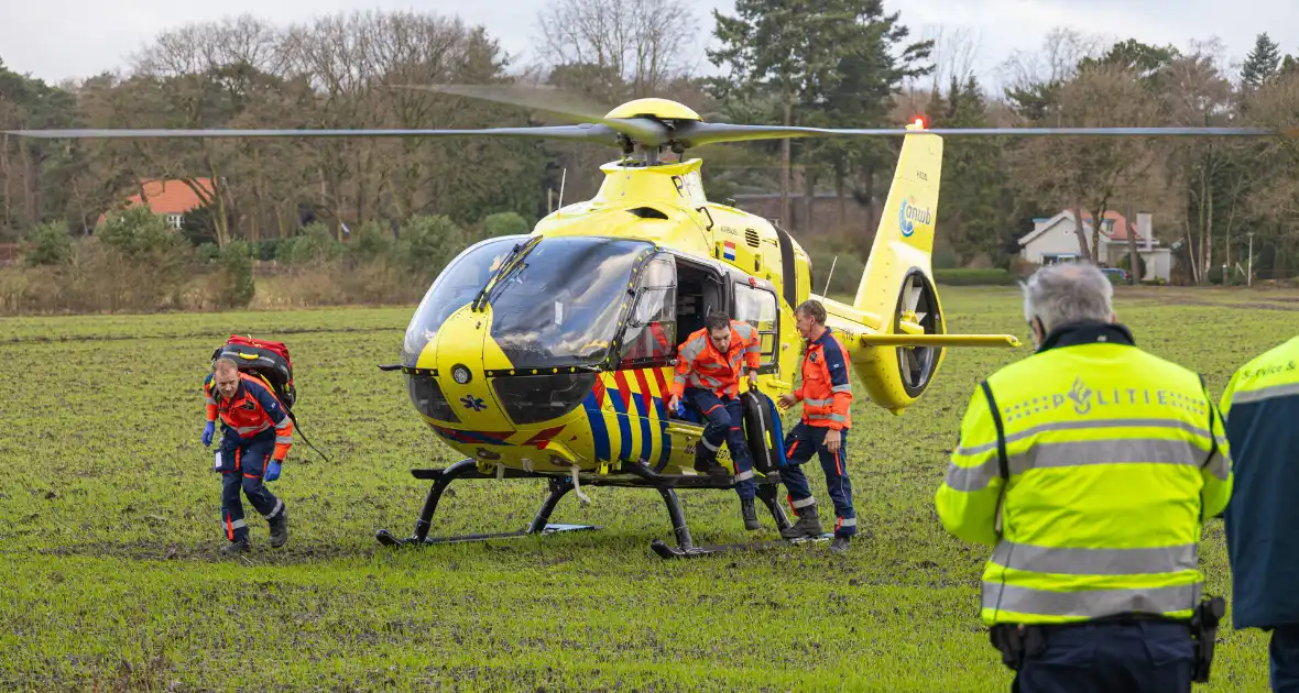 Bestuurder van bestelbus botst op boom - Foto 7