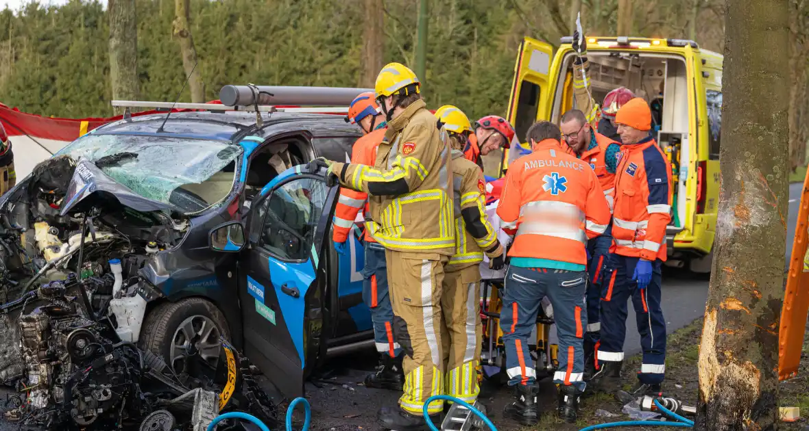 Bestuurder van bestelbus botst op boom - Foto 9