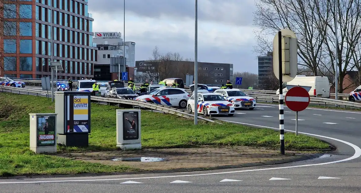 Politie zet auto klem op snelweg na achtervolging