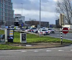 Politie zet auto klem op snelweg na achtervolging