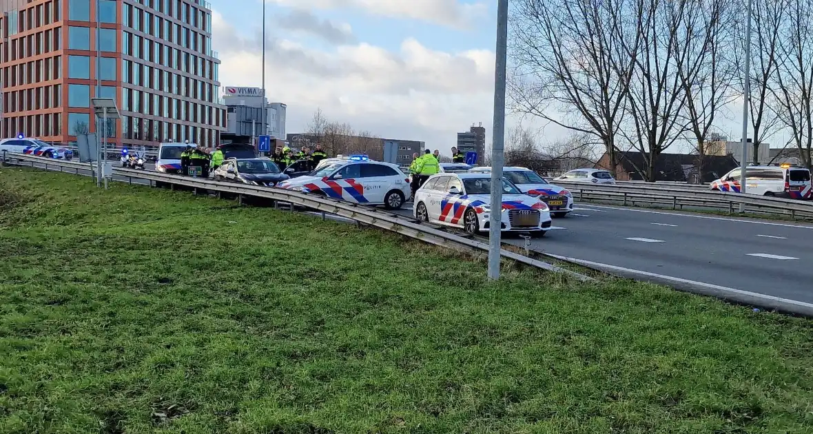 Politie zet auto klem op snelweg na achtervolging - Foto 1