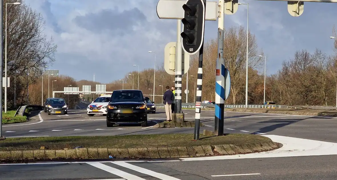 Politie zet auto klem op snelweg na achtervolging - Foto 10