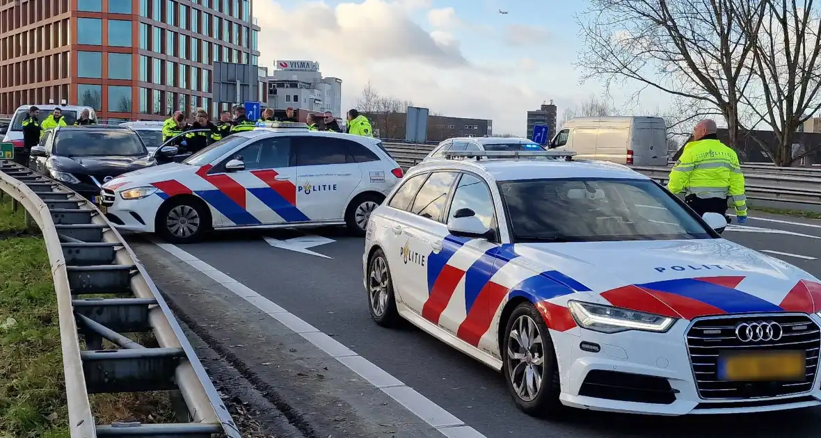 Politie zet auto klem op snelweg na achtervolging - Foto 2