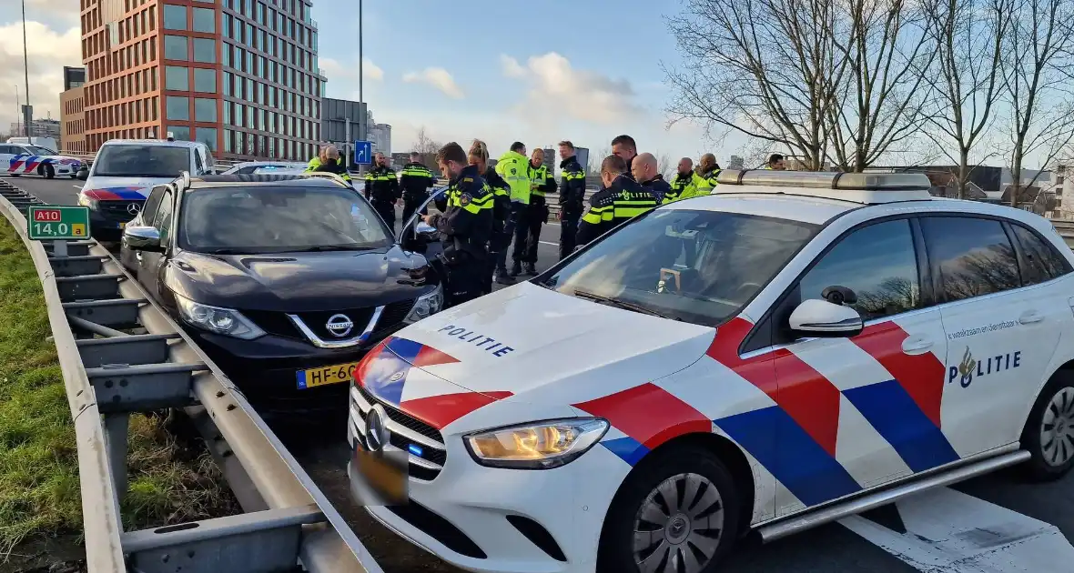 Politie zet auto klem op snelweg na achtervolging - Foto 3