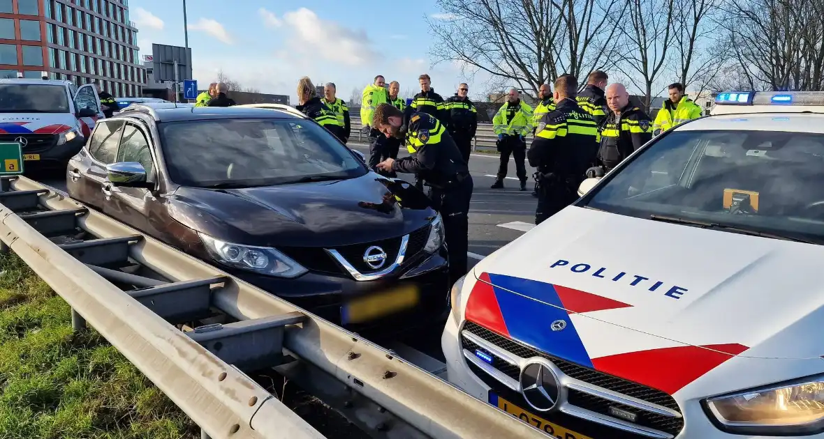 Politie zet auto klem op snelweg na achtervolging - Foto 4