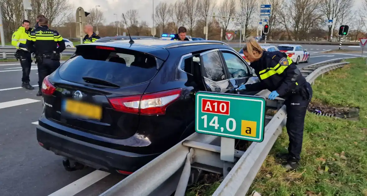 Politie zet auto klem op snelweg na achtervolging - Foto 5