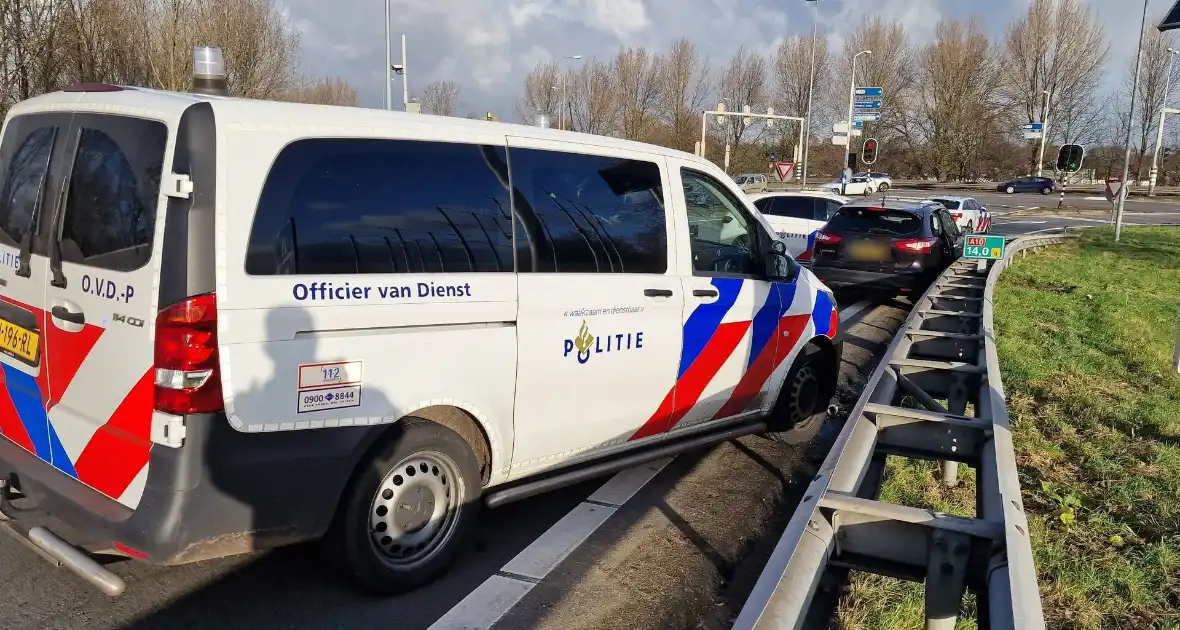 Politie zet auto klem op snelweg na achtervolging - Foto 6