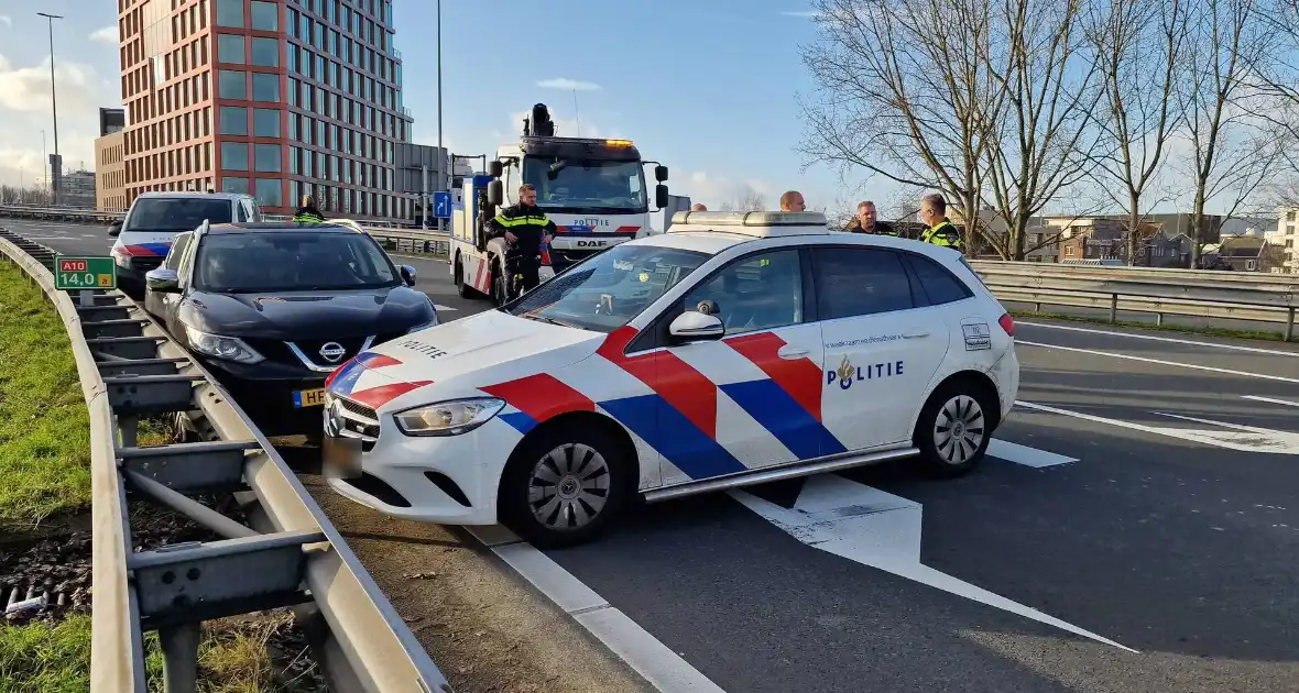 Politie zet auto klem op snelweg na achtervolging - Foto 7