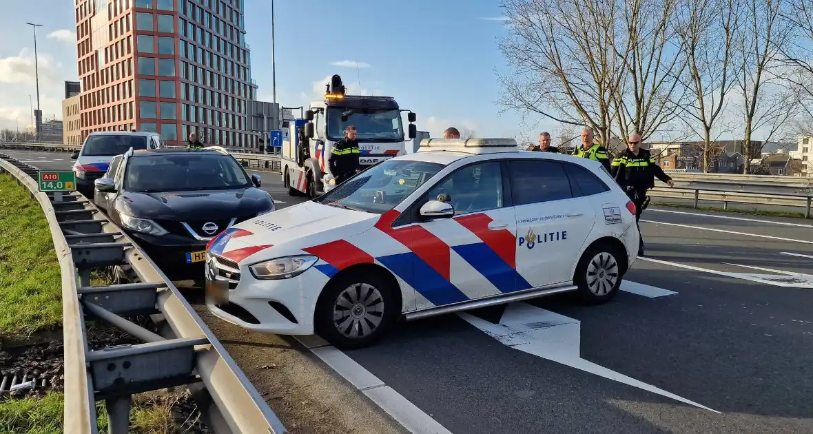 Politie zet auto klem op snelweg na achtervolging - Foto 8