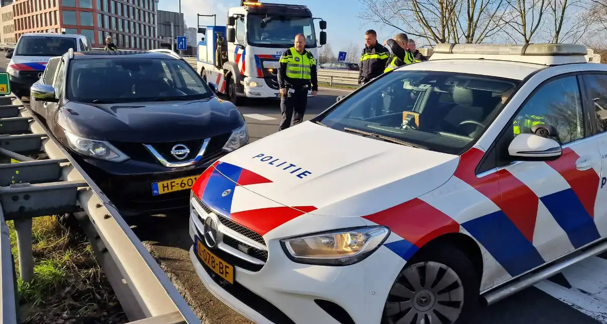 Politie zet auto klem op snelweg na achtervolging - Foto 9