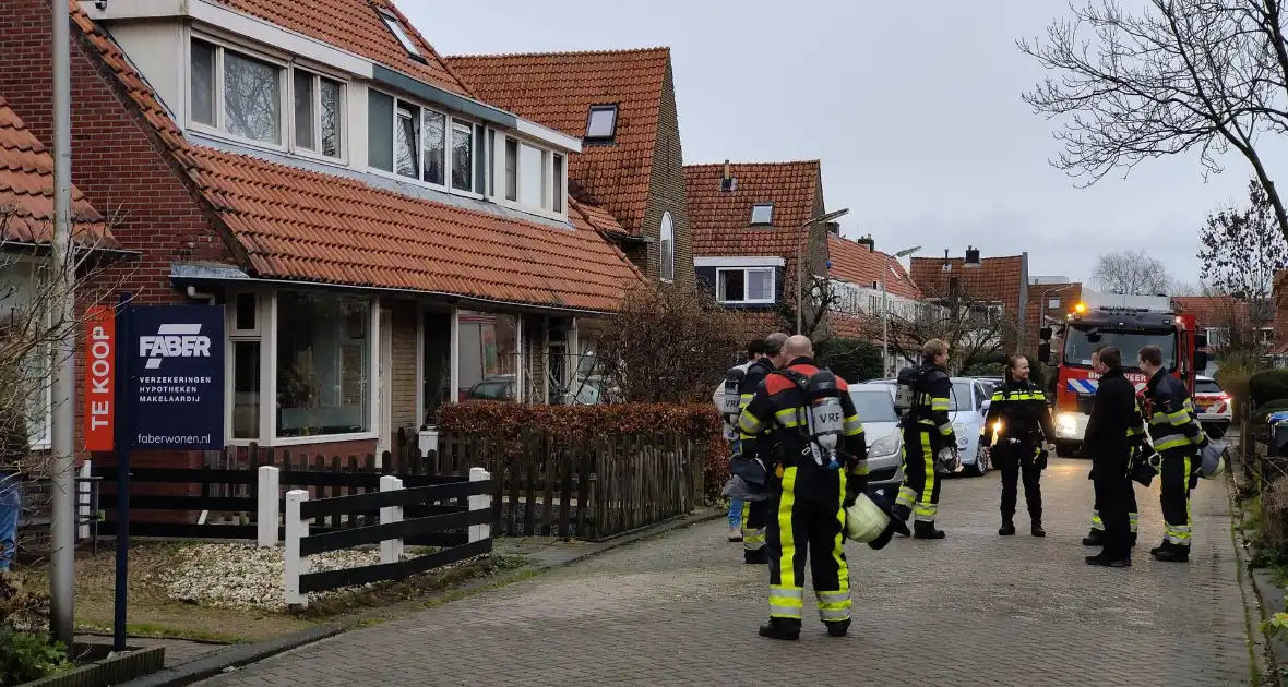 Brandweer verricht metingen bij gaslucht in woning