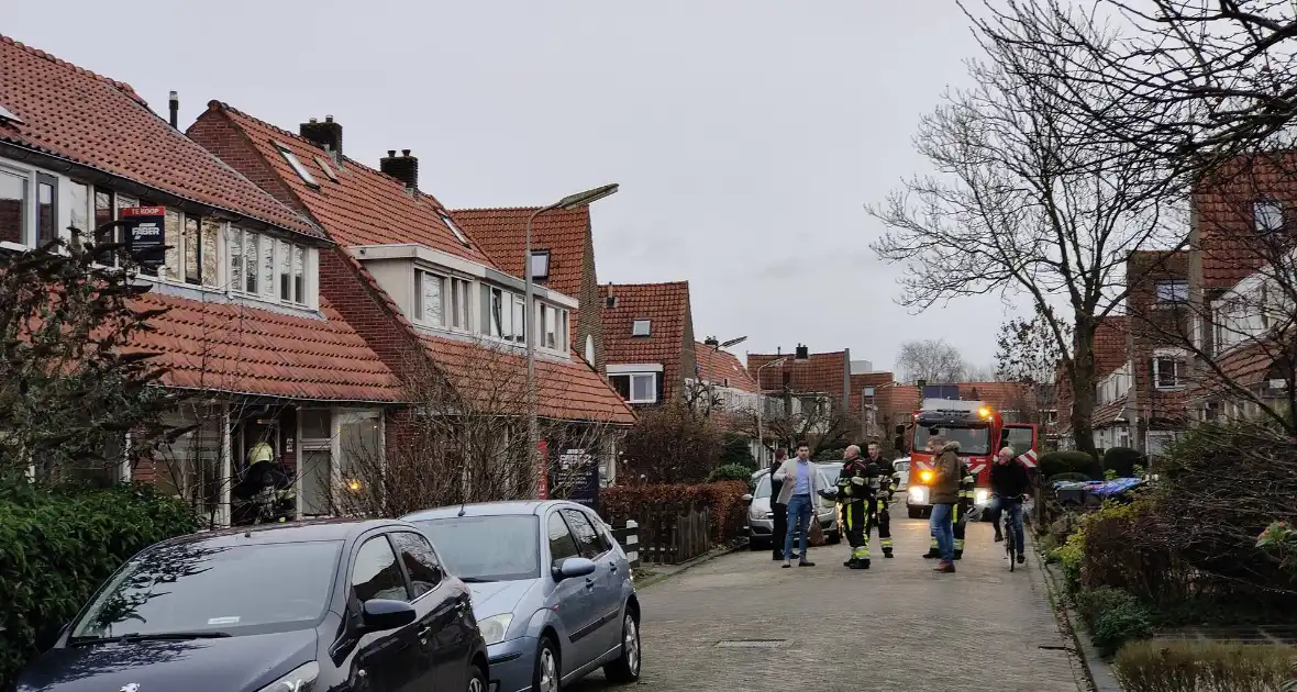 Brandweer verricht metingen bij gaslucht in woning - Foto 1