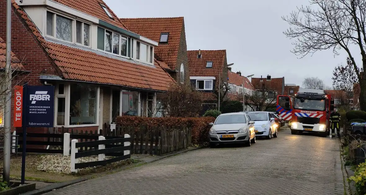 Brandweer verricht metingen bij gaslucht in woning - Foto 2