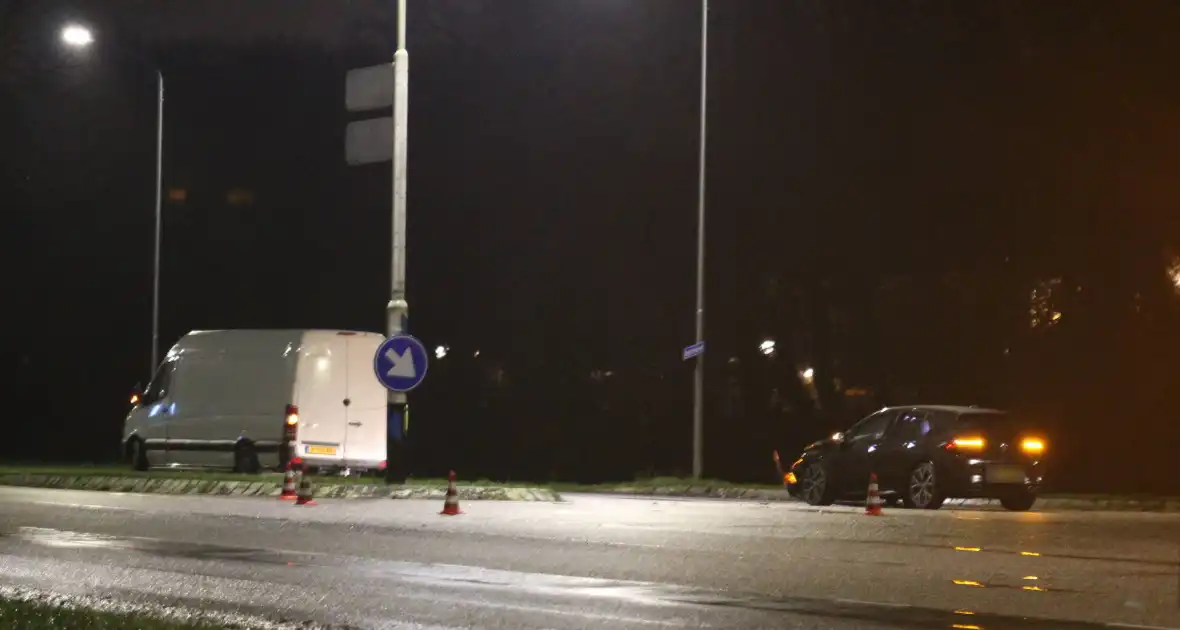 Automobilist en bestuurder van bestelbus in botsing