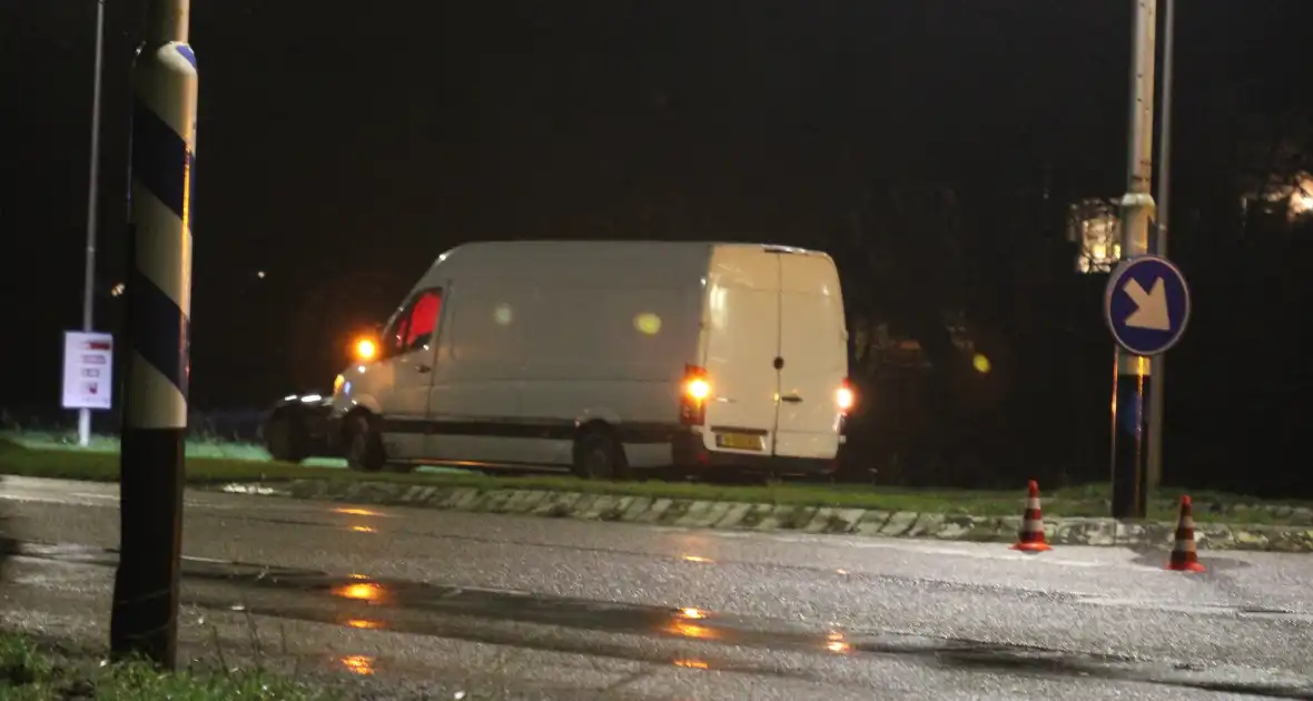 Automobilist en bestuurder van bestelbus in botsing - Foto 3