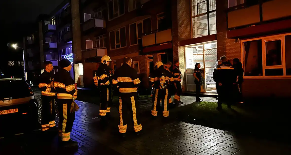 Brandweer onderzoekt vreemde lucht in flat - Foto 5