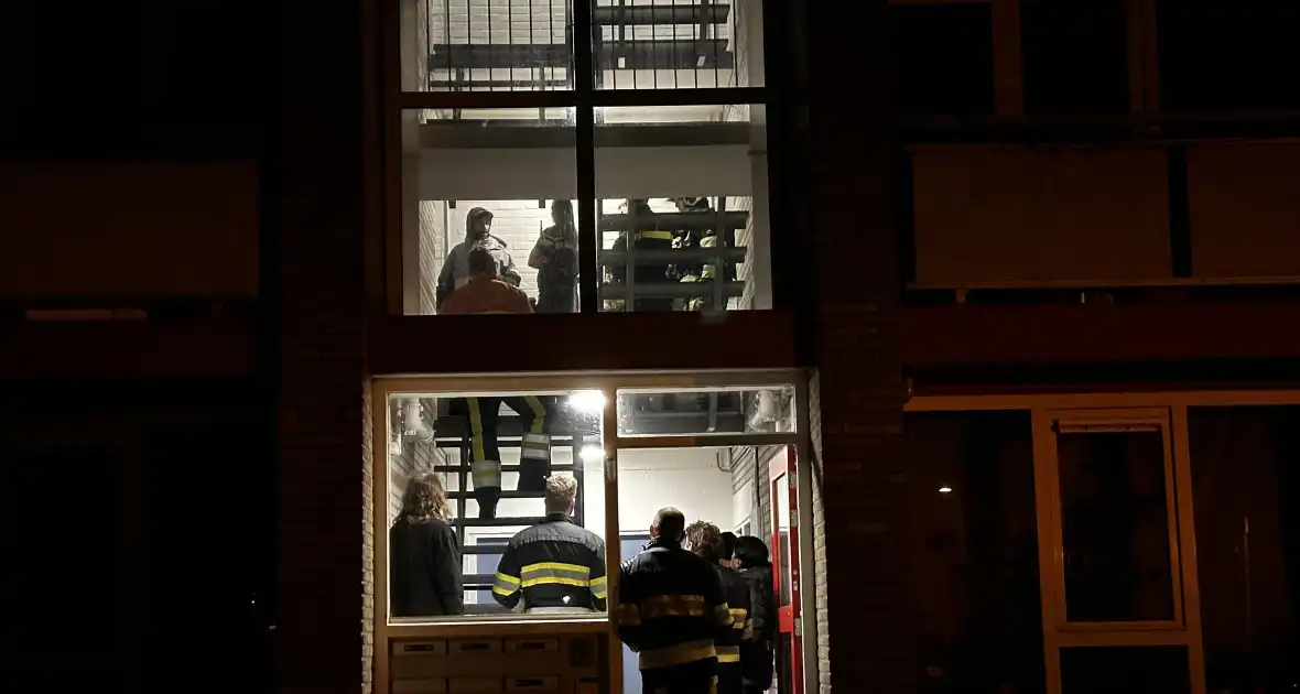 Brandweer onderzoekt vreemde lucht in flat - Foto 7