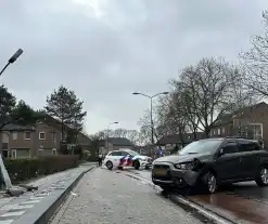 Bestuurder vliegt bocht uit en klapt op lantaarnpaal