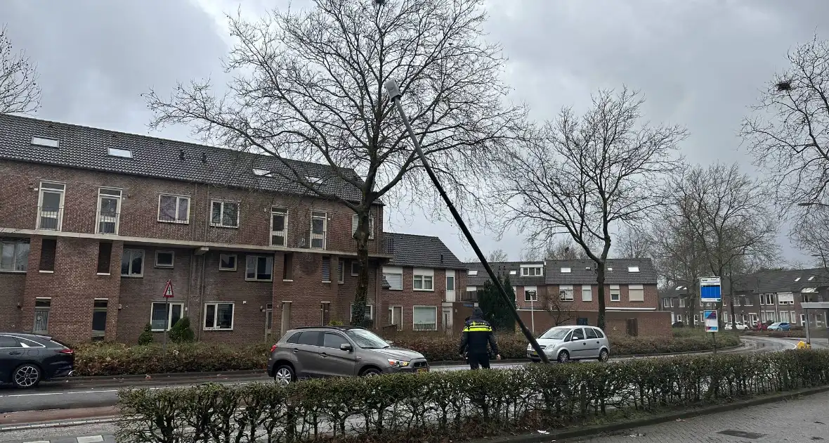 Bestuurder vliegt bocht uit en klapt op lantaarnpaal - Foto 3