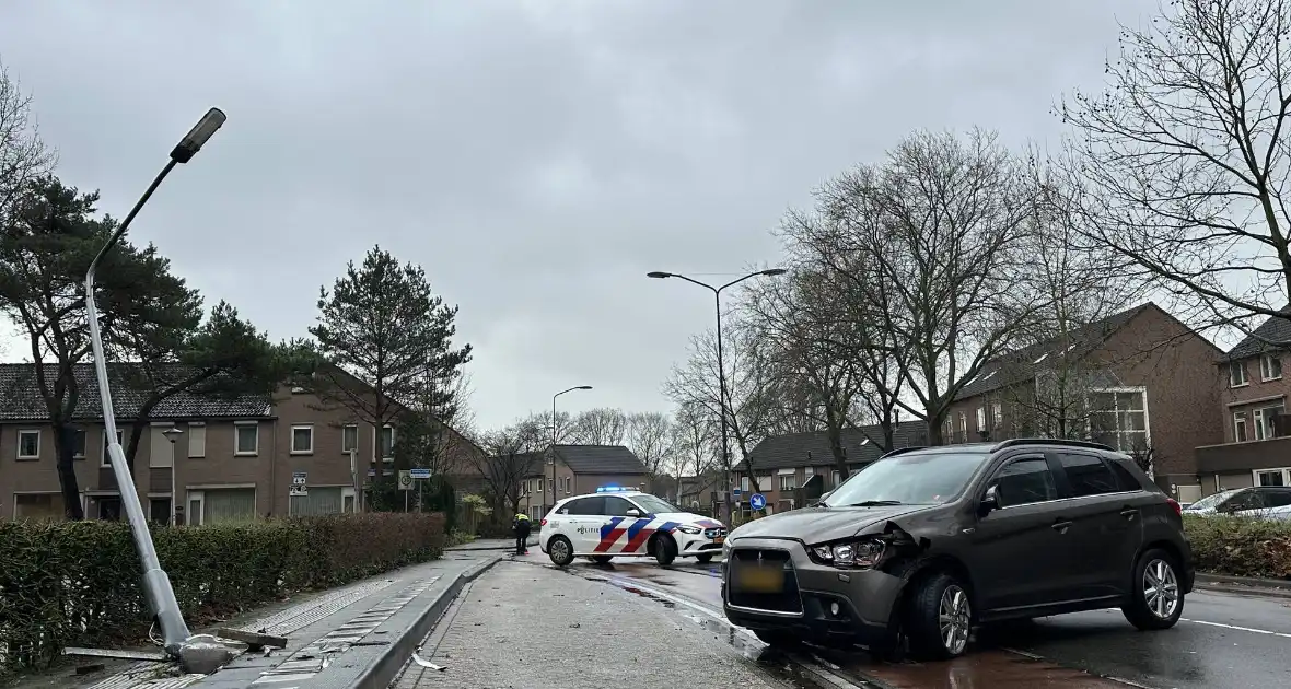 Bestuurder vliegt bocht uit en klapt op lantaarnpaal - Foto 4