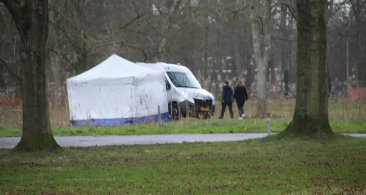 Overleden persoon aangetroffen in park - Foto 3