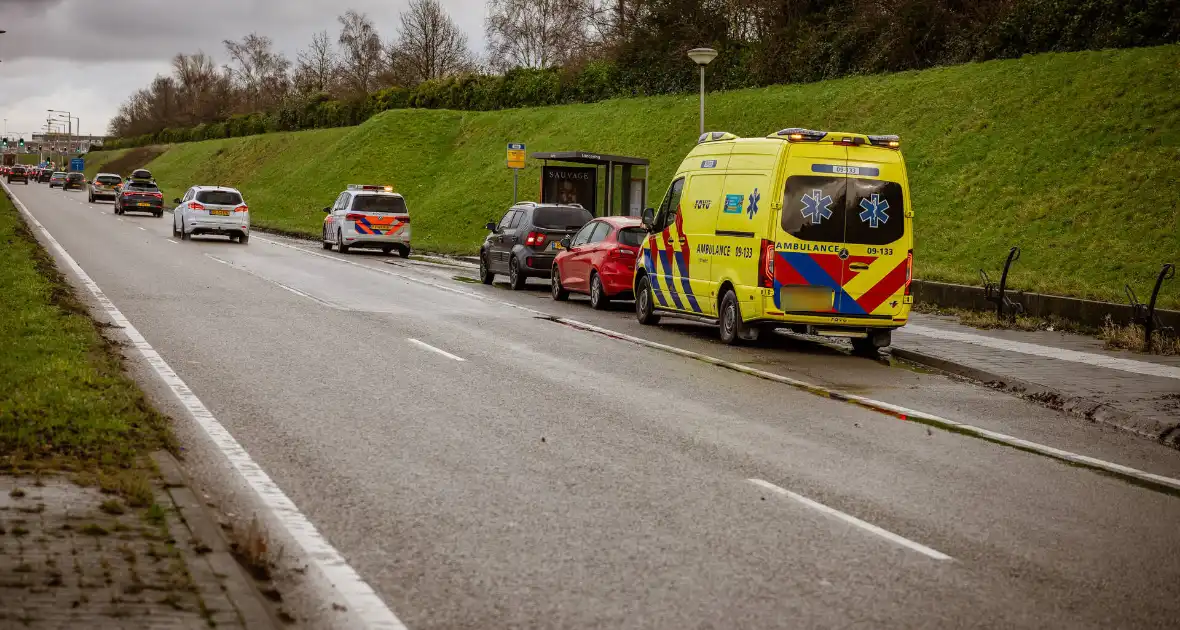 Twee auto's botsen nabij stoplicht