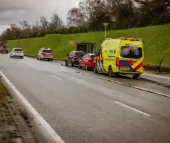 Twee auto's botsen nabij stoplicht