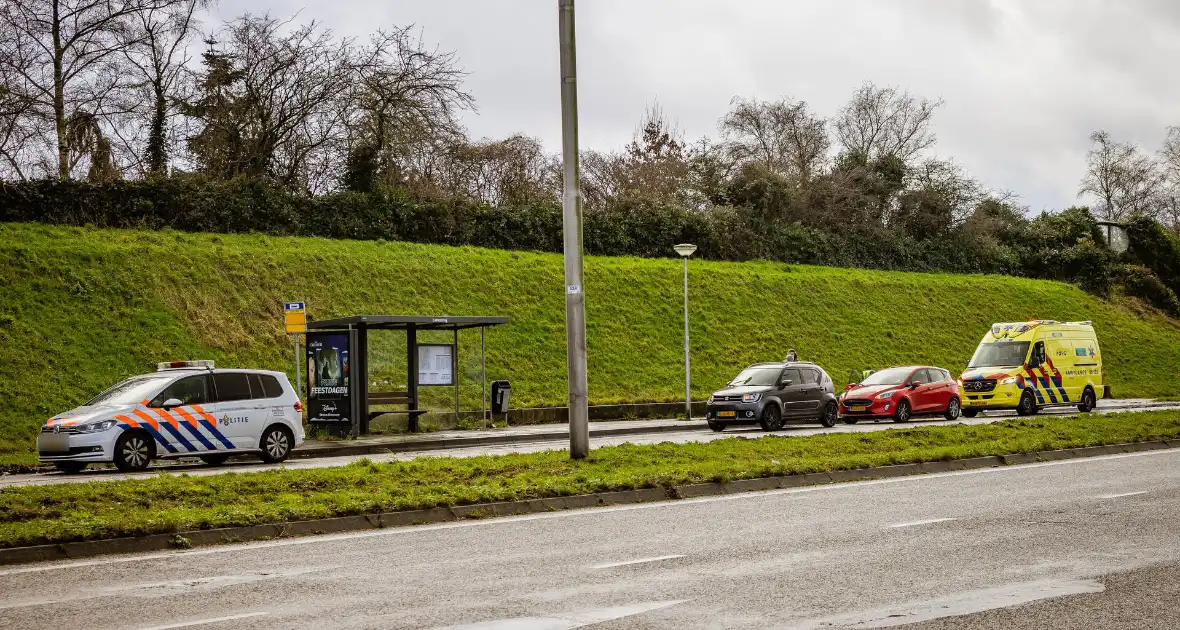 Twee auto's botsen nabij stoplicht - Foto 1